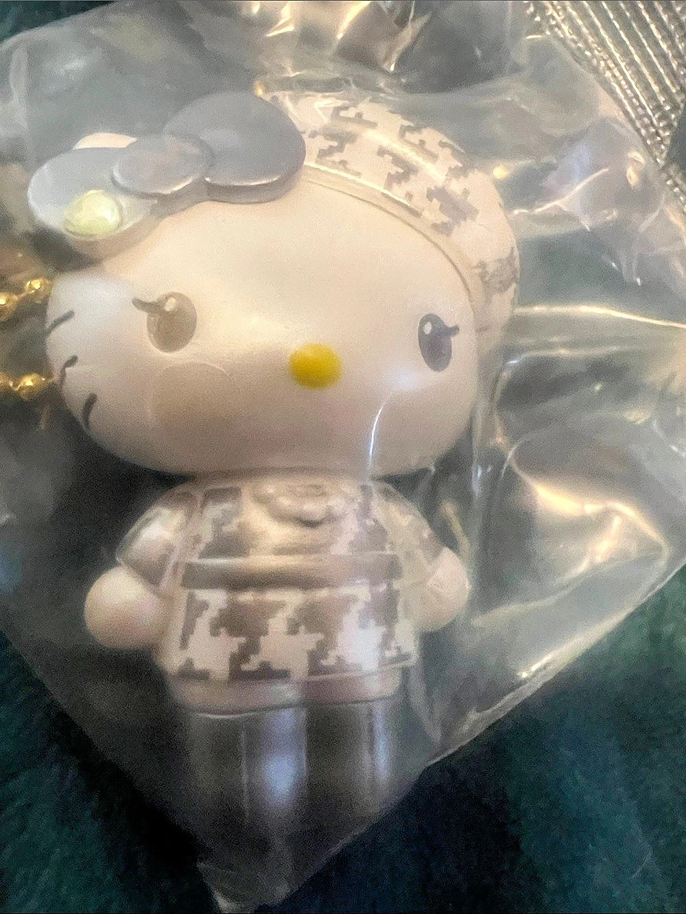 Hello Kitty in Houndstooth keychain!! Se chic!!
